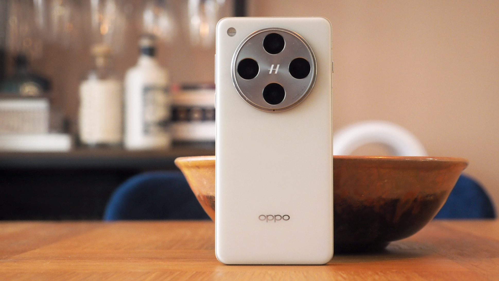 Oppo Find X8 Pro sở hữu thiết kế mỏng nhẹ